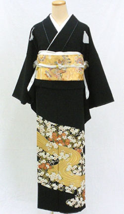 正絹黒留袖フルセット「桜花に流水文様 黒留袖」