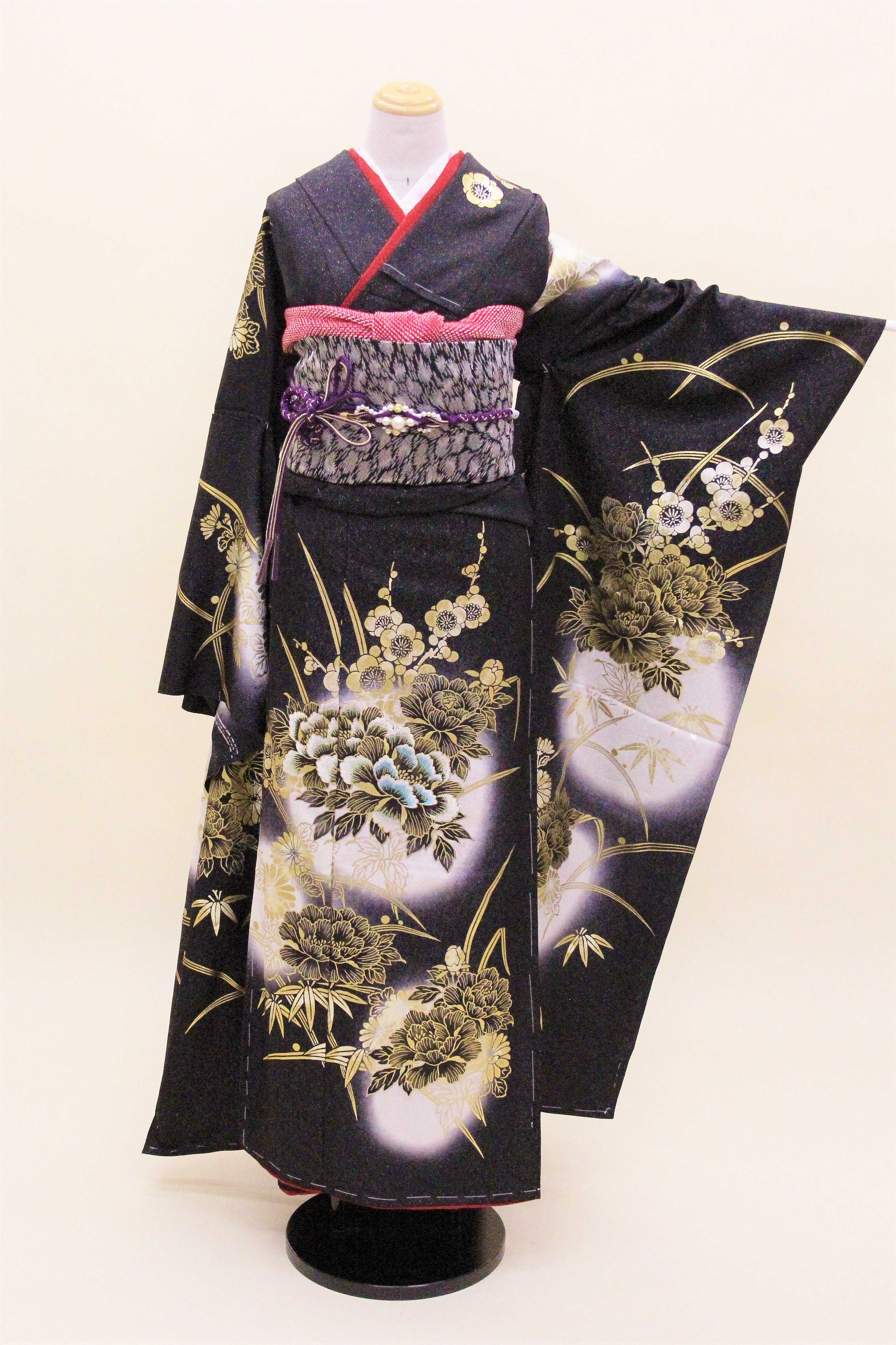 成人式　正絹振袖 新品オーダーレンタルフルセット「黒地に粋な花々 振袖」